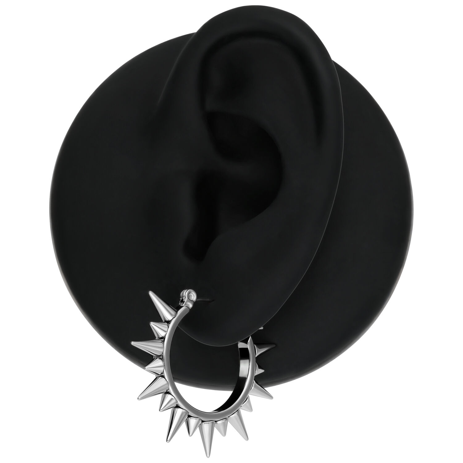 Spiked Ohrringe aus Silber Silberne Spiked Ohrringe an einem schwarzen Ohrmodell auf weißem Hintergrund