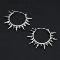 Silberne Spiked Ohrringe aus Stahl Zwei silberne Spiked Ohrringe aus Chirurgenstahl auf schwarzem Hintergrund