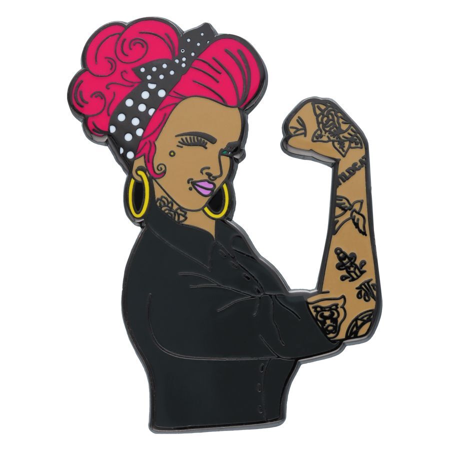 Rocker-Pin mit Frau in schwarzer Kleidung, rosa Haaren und Tattoos