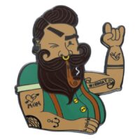 Bunter Pin in Form eines tätowierten Rockers mit Bart auf weißem Hintergrund