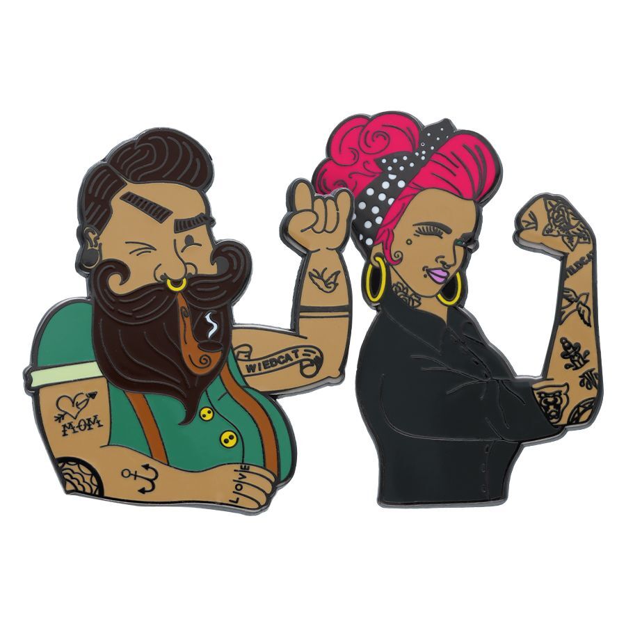 Zwei bunte Rocker-Pins, ein Mann mit Bart und eine Frau mit pinken Haaren, auf weißem Hintergrund