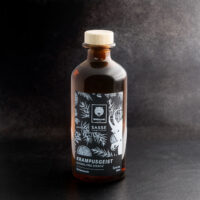 Braune Glasflasche mit Wildcat Design auf dunklem Hintergrund