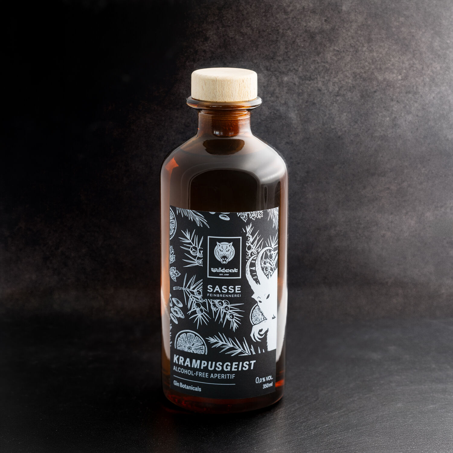 Braune Glasflasche mit Wildcat Design auf dunklem Hintergrund