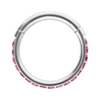 Silberner Clicker mit roten Kristallen, 12 mm Silberner Ring mit roten Kristallen, Innendurchmesser 12 mm, auf weißem Hintergrund