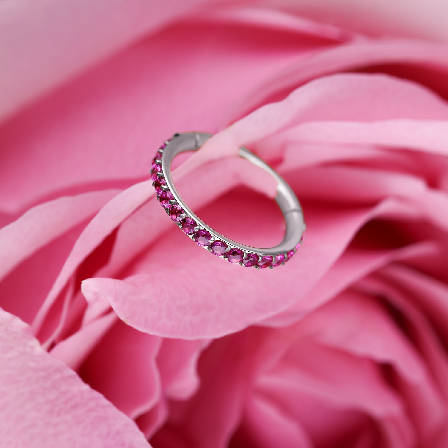 Ruby Red Clicker Silber 12 mm Silberner Clicker-Ring mit roten Kristallen auf rosa Blütenblättern