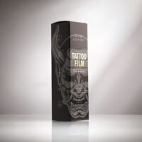 Schwarze Verpackung des Aloe Tattoo Tattoofilms mit dekorativem Design auf reflektierender Oberfläche