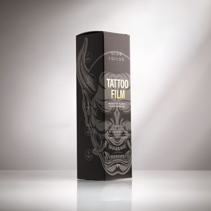 Schwarze Verpackung des Aloe Tattoo Tattoofilms mit dekorativem Design auf reflektierender Oberfläche
