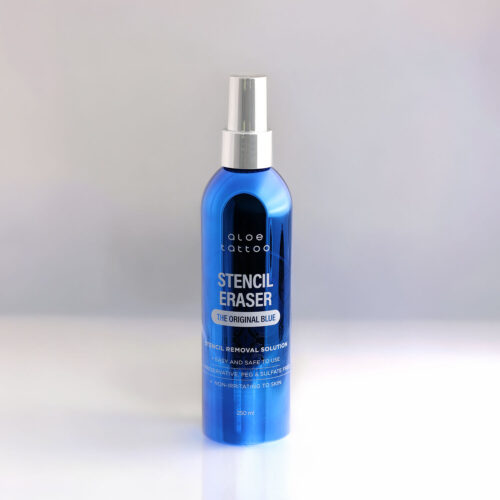 Blaue Sprayflasche Stencil Eraser auf weißem Hintergrund