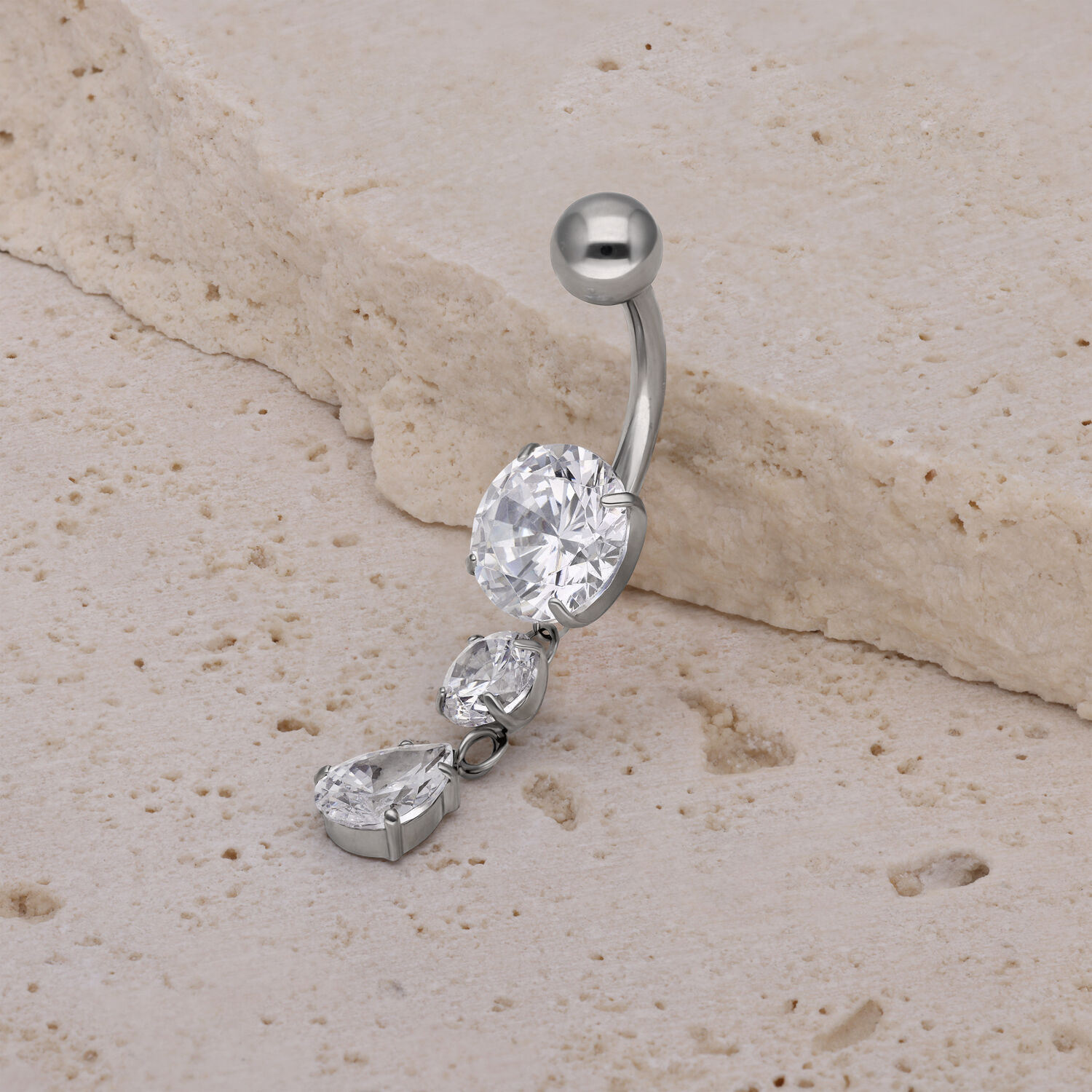 Silbernes Crystal Drop Bananabell 10 mm Silbernes Bananabell mit drei klaren Kristallen auf Stein
