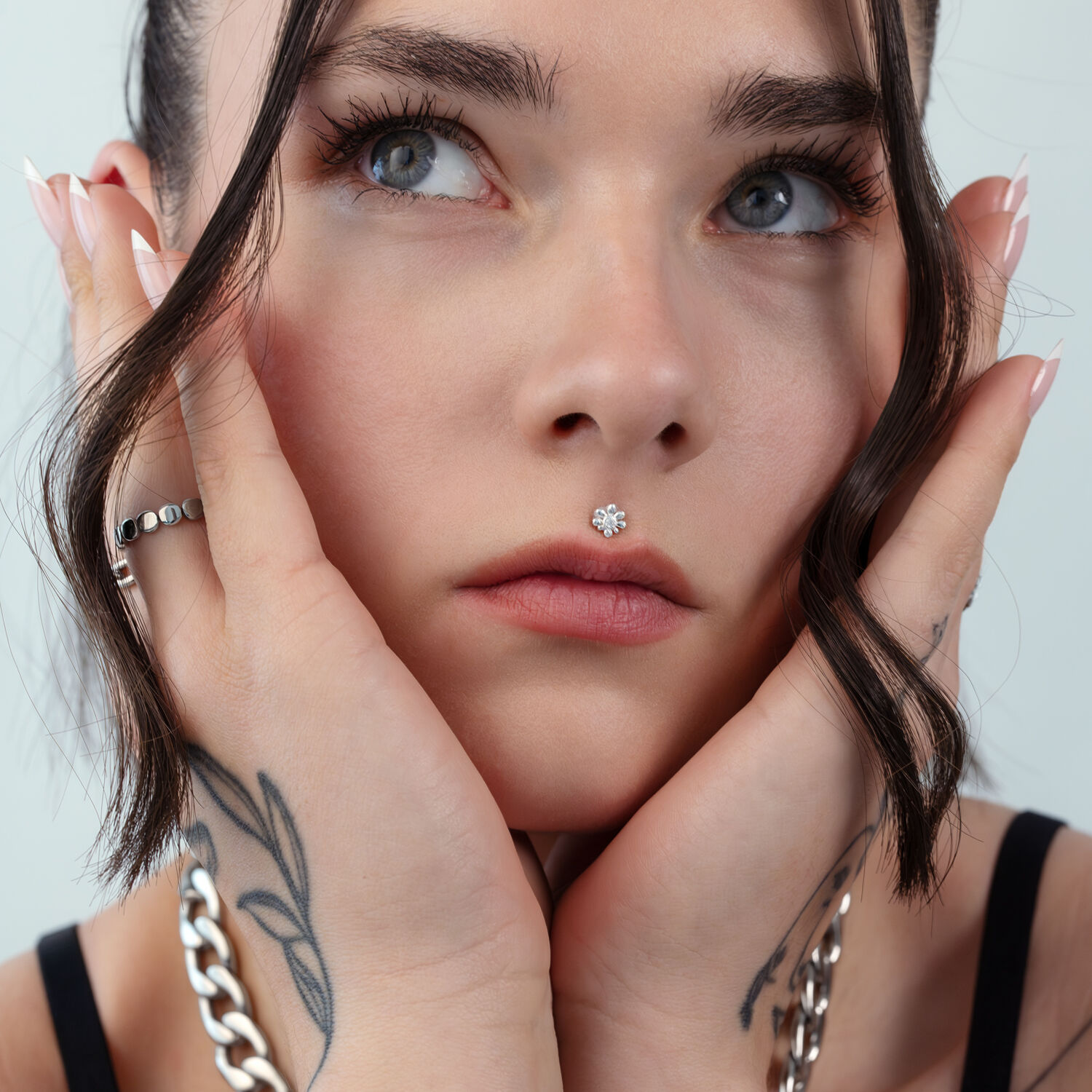 Silberner Push Fit Odette Aufsatz Frau mit silbernem Kristall-Piercing im Gesicht, Nahaufnahme