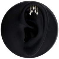 Silbernes Helix Push Fit Aufsatz Oval Drop Schwarzes Ohrmodell mit silbernen Oval Drop Helix Aufsätzen, auf schwarzem Hintergrund