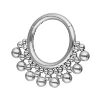 Silberner Titan Bubble Clicker Piercing Silberner Septum Clicker mit Kugeldesign aus Titan, vor weißem Hintergrund