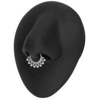 Silberner Septum Clicker auf schwarzem Display Silberner Septum Clicker mit Perlendekor auf schwarzem Nasendisplay