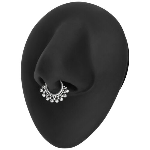Silberner Septum Clicker mit Perlendekor auf schwarzem Nasendisplay