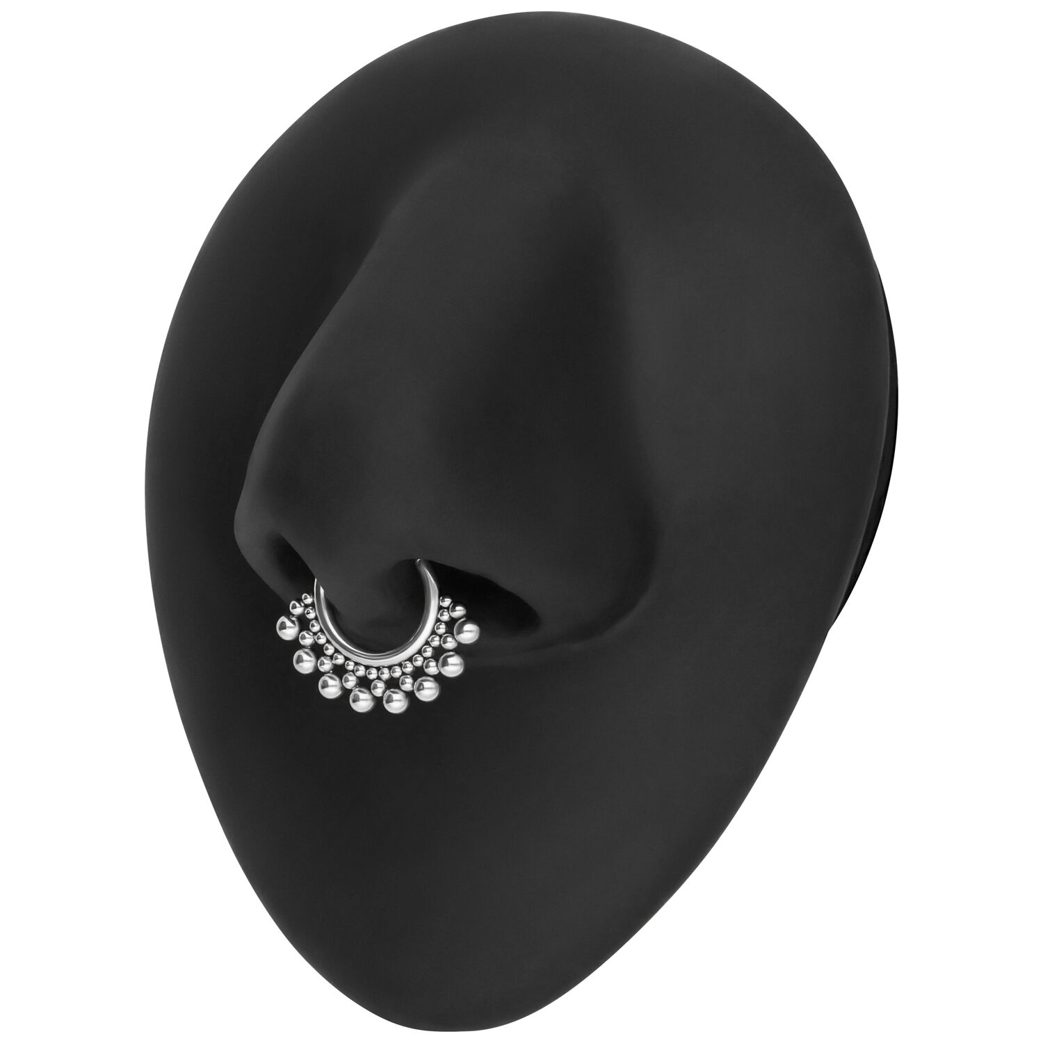 Silberner Septum Clicker auf schwarzem Display Silberner Septum Clicker mit Perlendekor auf schwarzem Nasendisplay