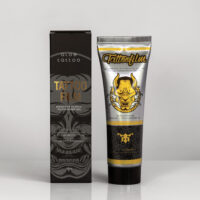 Tube mit Aloe Tattoo Tattoofilm und Verpackung auf grauem Hintergrund