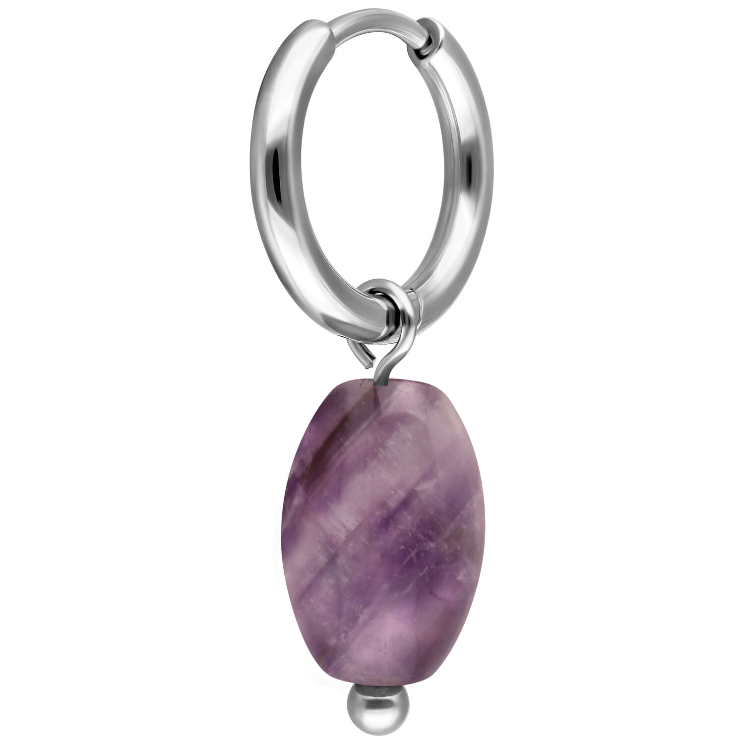 Silberne Creole mit Amethyst-Anhänger Silberne Creole mit einem tropfenförmigen, lila Amethyst-Anhänger vor weißem Hintergrund