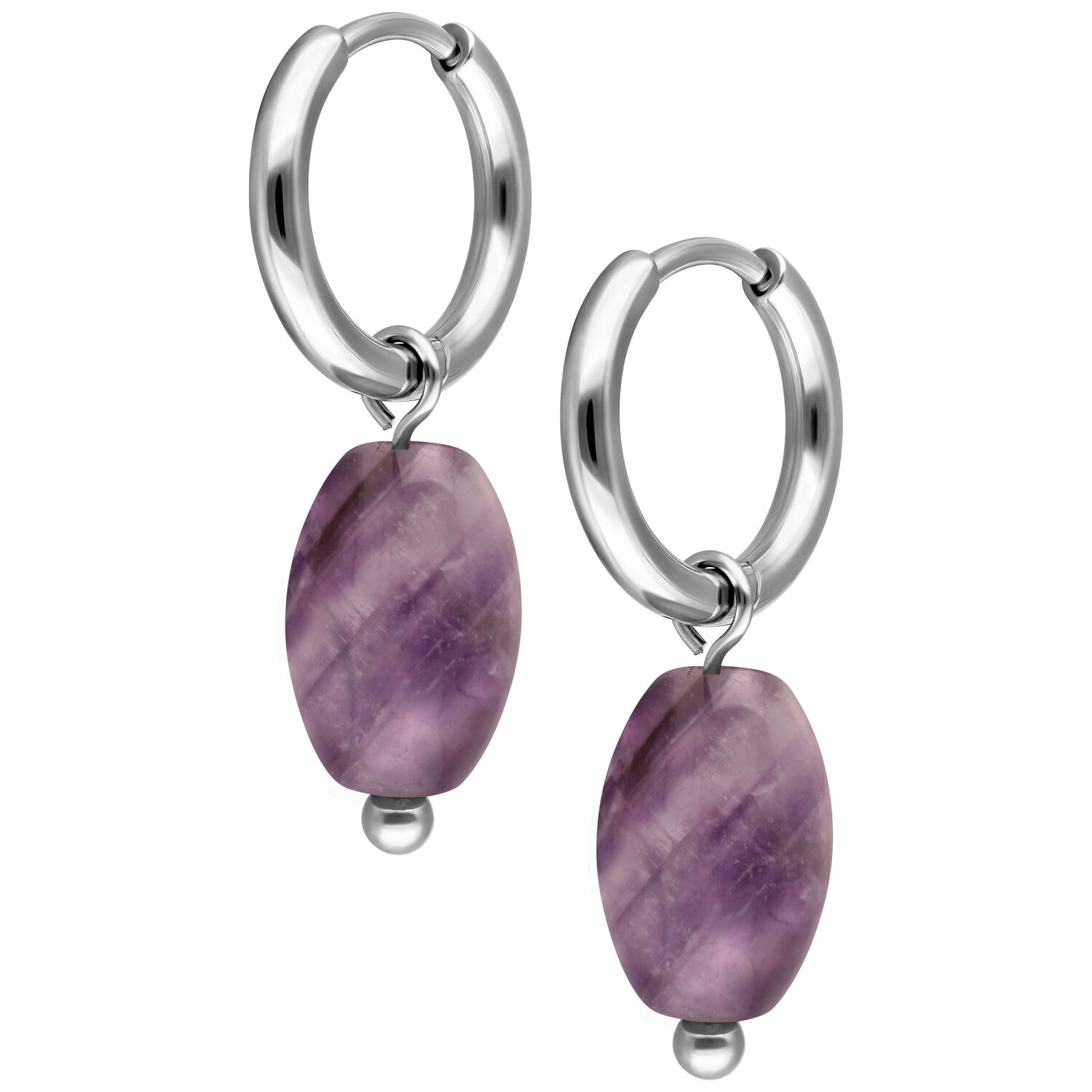 Silberne Creolen mit Amethyst-Anhänger Zwei silberne Creolen mit violettem Amethyst-Anhänger auf weißem Hintergrund