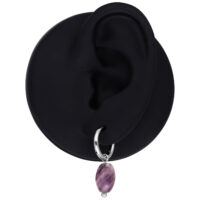 Kleiner Ohrring mit Amethyst Tropfenanhänger Schwarzes Ohrmodell mit silbernem Ring und lila Amethyst Tropfenanhänger