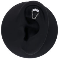 Ohrpiercing aus Silber mit Kette und drei Kristallen auf schwarzem Hintergrund