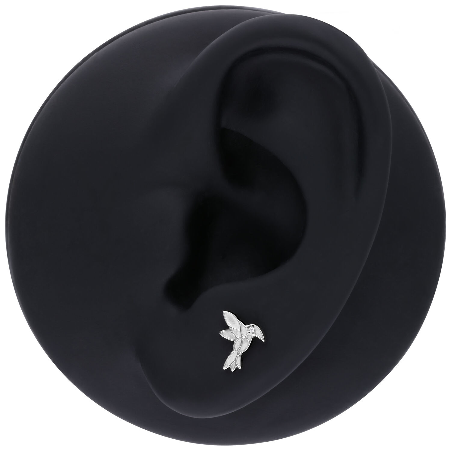 Silberner Kolibri-Ohrring auf schwarzem Ohrmodell, minimalistisch