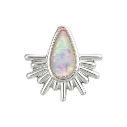 Tropfenförmiger Opal-Aufsatz mit silbernen Sonnenstrahlen auf weißem Hintergrund