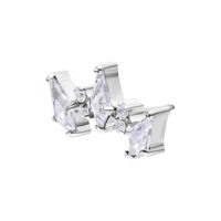 Zwei silberne Ohrstecker mit geometrischen Zirkonia-Steinen auf weißem Hintergrund