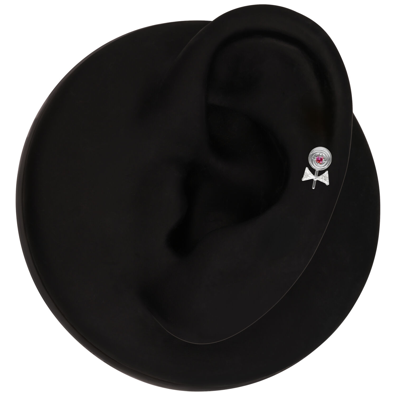 Silberner Lollipop Piercing Aufsatz Silberner Lollipop Piercing Aufsatz an einem schwarzen Modell-Ohr