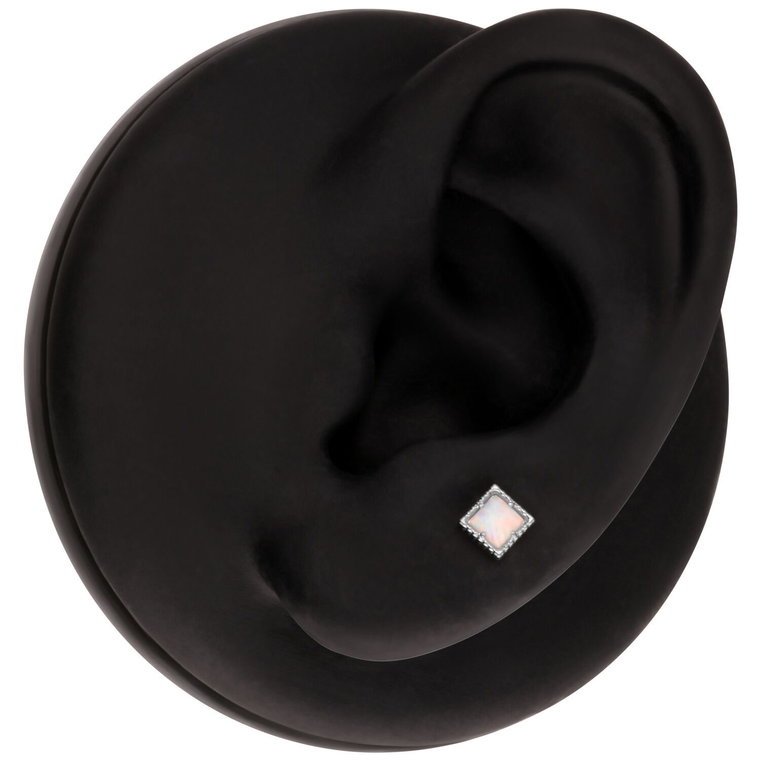 Schwarzes Ohrmodell mit quadratischem Opal-Piercingaufsatz