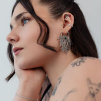 Silberner Helix Push Fit Aufsatz Frau mit silbernen Piercing-Aufsätzen am Ohr, im Profil