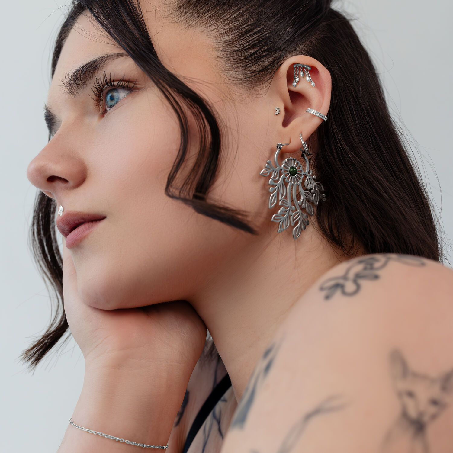 Silberner Helix Push Fit Aufsatz Frau mit silbernen Piercing-Aufsätzen am Ohr, im Profil