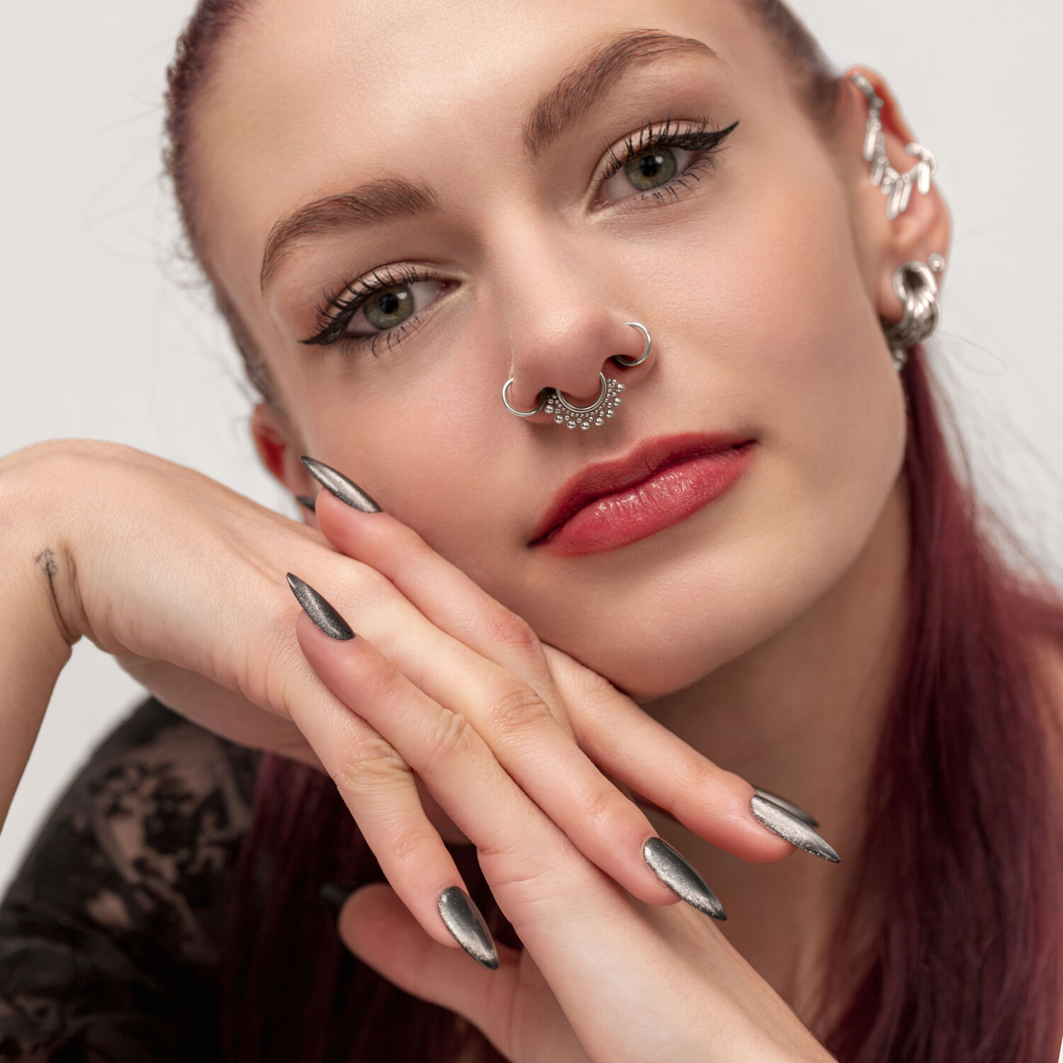 Eleganter Septum Clicker mit Zierkugeln Frau mit rotem Haar trägt einen silbernen Septum Clicker mit Kugelverzierung