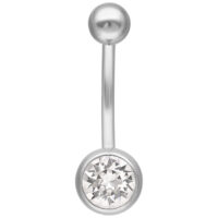 Silbernes Bauchnabelpiercing mit klarem Kristall auf weißem Hintergrund
