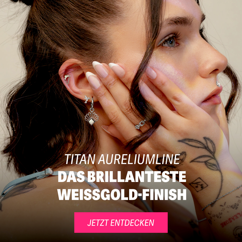 Frau mit Titan Aureum Ohrringen und Tattoo, verträumter Blick, bunter Hintergrund