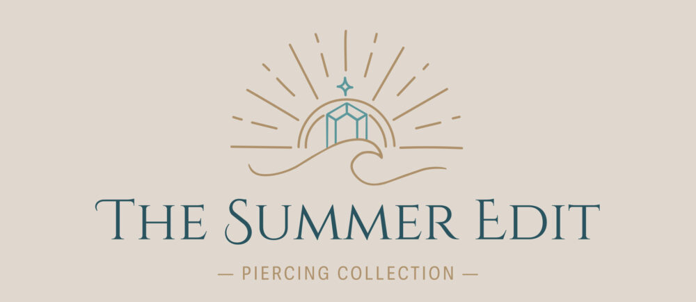 Logo der Sommer-Piercing-Kollektion mit stilisierter Sonne und Wellen in Gold und Türkis auf beige Hintergrund