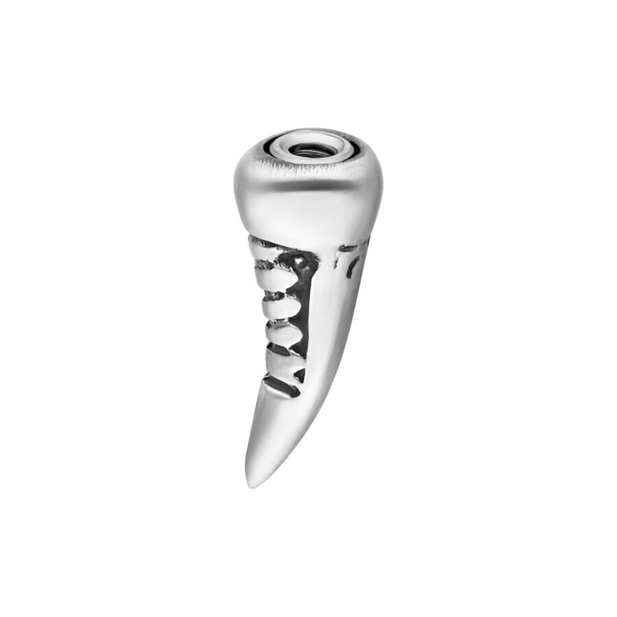 Silberner, bio-mechanischer Piercingaufsatz mit spiralförmigem Design auf weißem Hintergrund