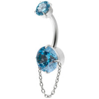 Bauchnabelpiercing mit Türkisen Kristallen Bauchnabelpiercing mit zwei türkisfarbenen Kristallen und einer Kette, in einem geschwungenen Design auf weißem Hintergrund