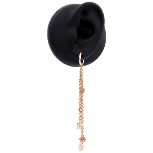 Roségoldener Ohrring mit langen Kettenanhängern an einem schwarzen Ohrmodell
