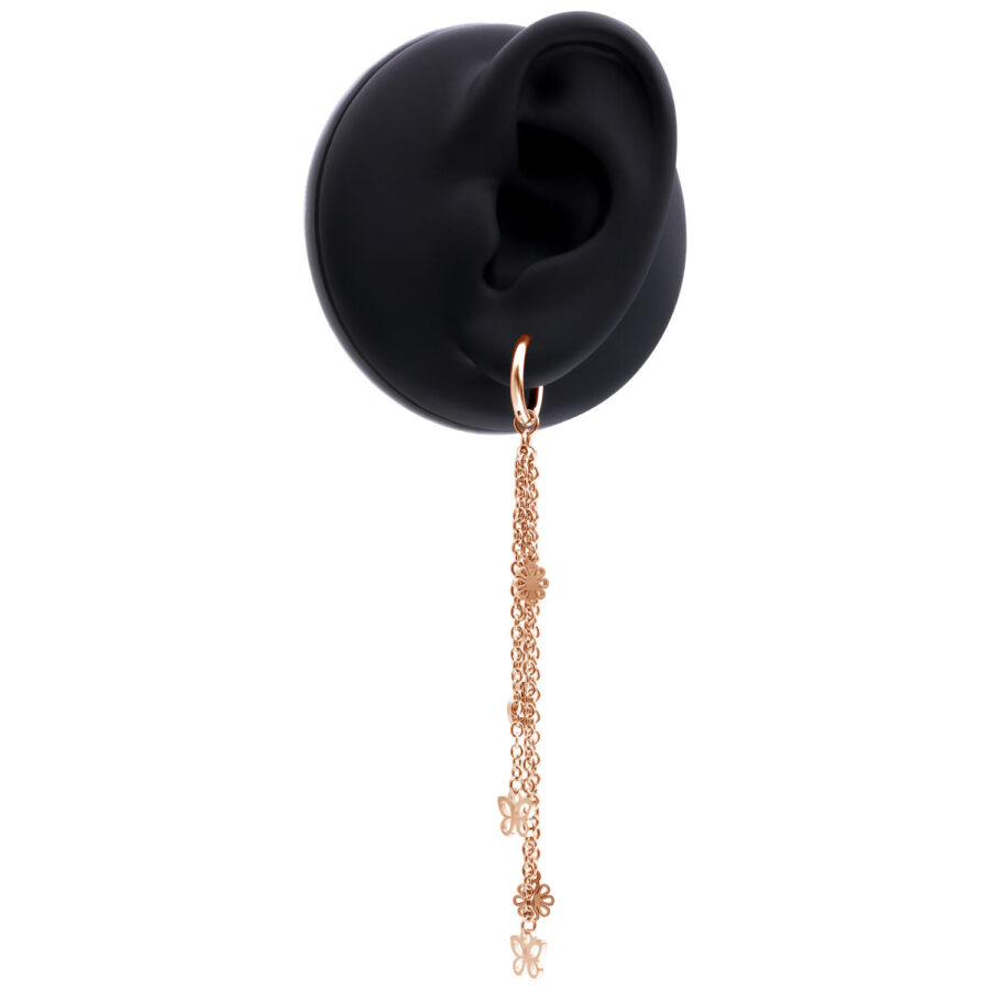 Roségoldener Ohrring mit langen Kettenanhängern an einem schwarzen Ohrmodell