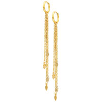 Goldene Ohrringe mit langen Kettenanhängern Goldene Ohrringe mit langen, feinen Kettenanhängern, auf weißem Hintergrund