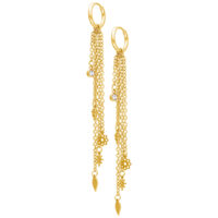 Goldene Boho-Ohrringe mit Kettenanhänger Lange goldene Ohrringe mit Kettenanhängern und Blumenmotiven auf weißem Hintergrund