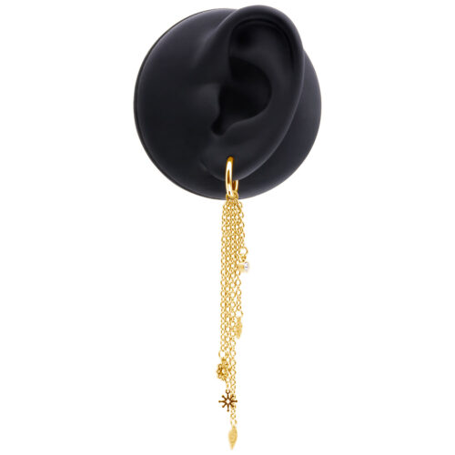 Goldene Ohrringe mit langen Kettenanhängern an einem schwarzen Ohrmodell, Ketten hängen elegant herunter.