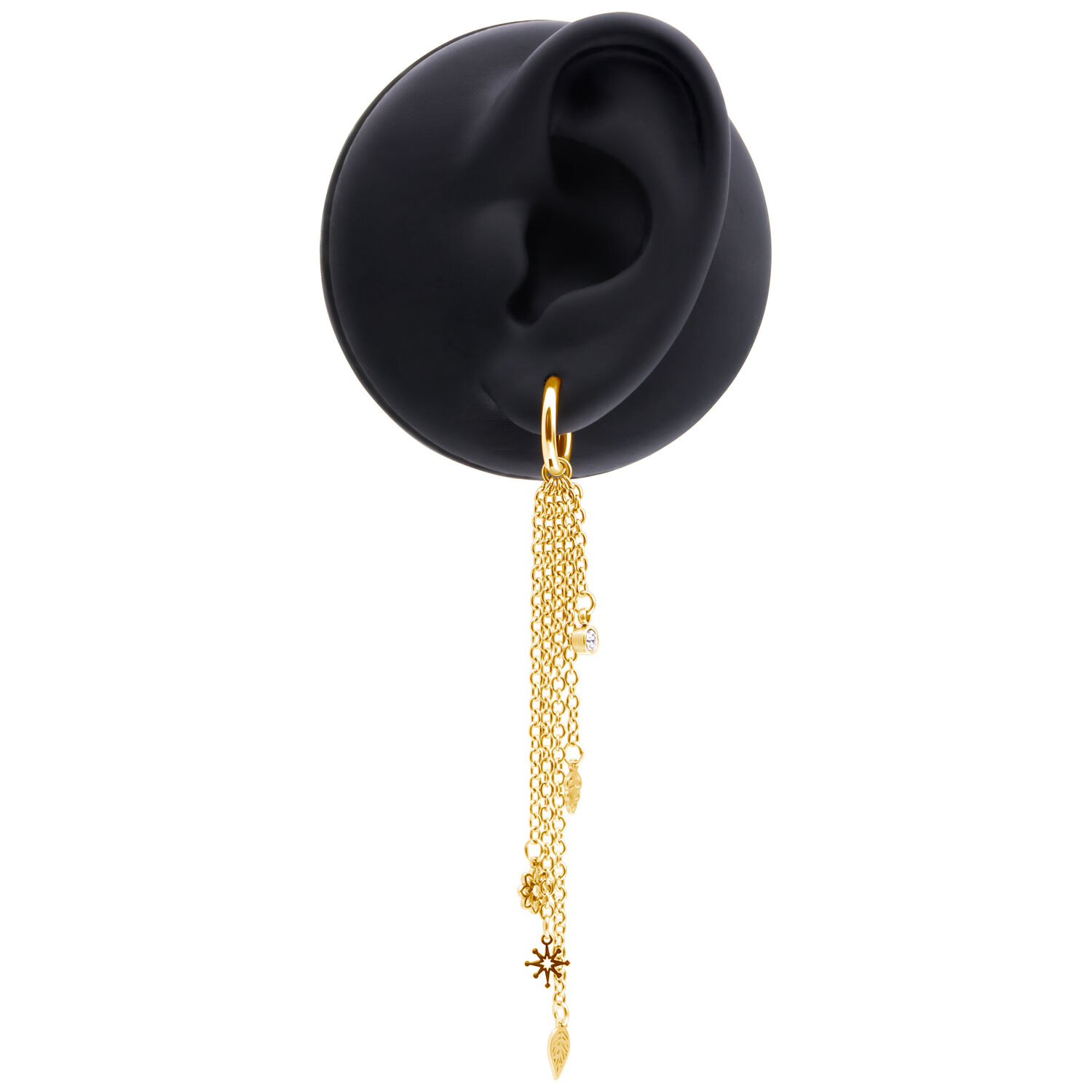 Goldene Boho Ohrringe mit Kettenanhänger Goldene Ohrringe mit langen Kettenanhängern an einem schwarzen Ohrmodell, Ketten hängen elegant herunter.