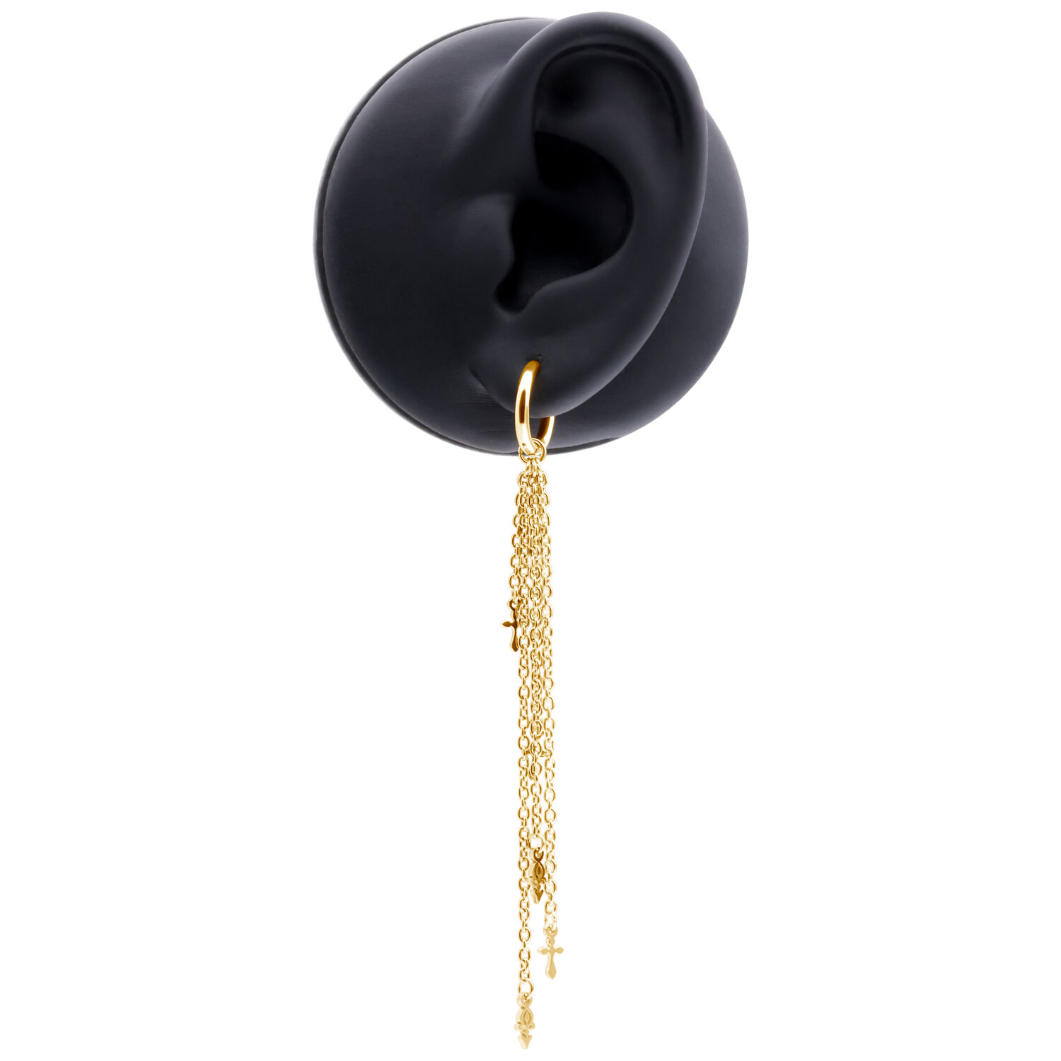 Goldener Ohrring mit langen Kettchen an einem schwarzen Ohrmodell