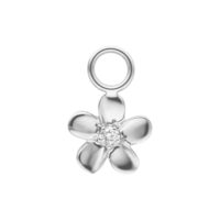 Silberner Blumen-Piercing-Anhänger Silberner Blumenanhänger mit fünf Blütenblättern und einem Ring oben auf weißem Hintergrund