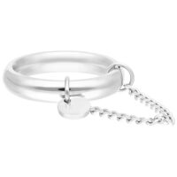 Silberner Ring mit Anhänger und Kettendetail auf weißem Hintergrund