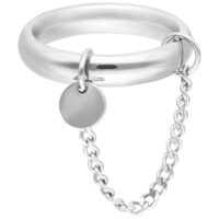 Silberner Ring aus Chirurgenstahl mit Kette und rundem Anhänger, auf weißem Hintergrund