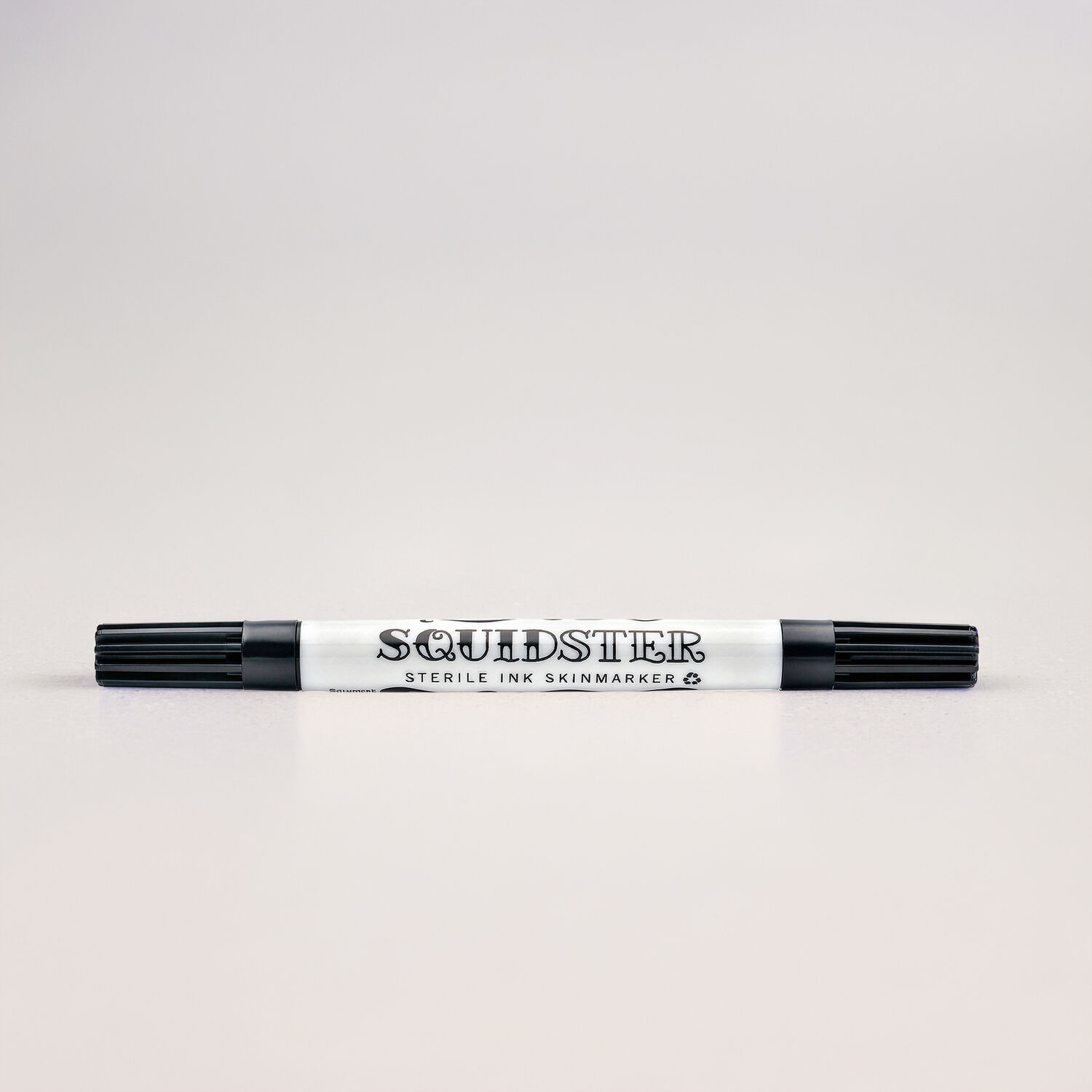 Schwarzer Squidster Mini Hautmarker Schwarzer doppelseitiger Hautmarker auf hellem Hintergrund