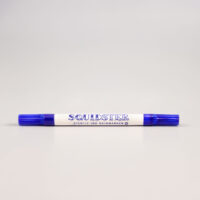 Blauer Tattoo Squidster Mini Marker Blauer beidseitiger Tattoo-Marker auf hellem Hintergrund
