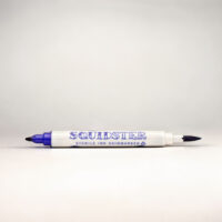 Blauer Tattoo Marker mit Doppelspitze Weißer Marker mit blauer Kappe und Spitze auf neutralem Hintergrund